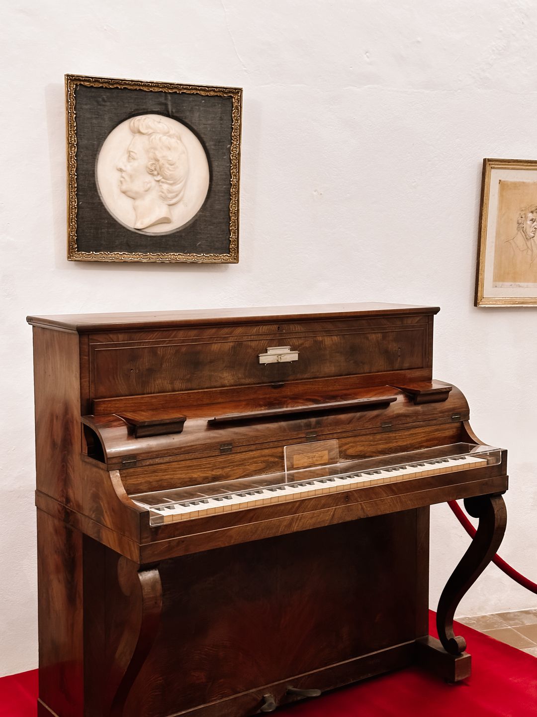 W muzeum klasztoru Kartuzów można zobaczyć pamiątki po Chopinie