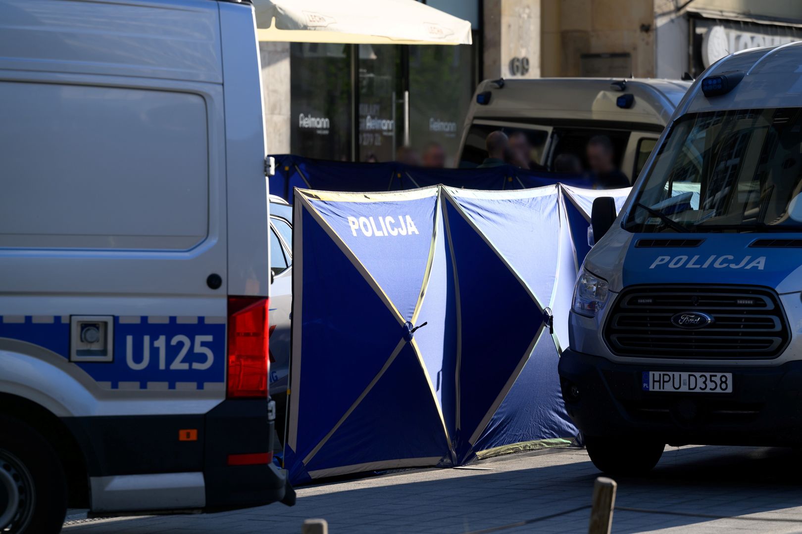 Strzały po pościgu. Bandyta rzucił się na policjantów