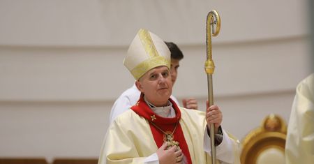 Biskup apeluje do młodych. "Wielu pokazało żółtą kartkę Kościołowi"