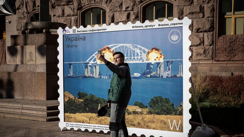 Ukraińska poczta świętuje wysadzenie mostu