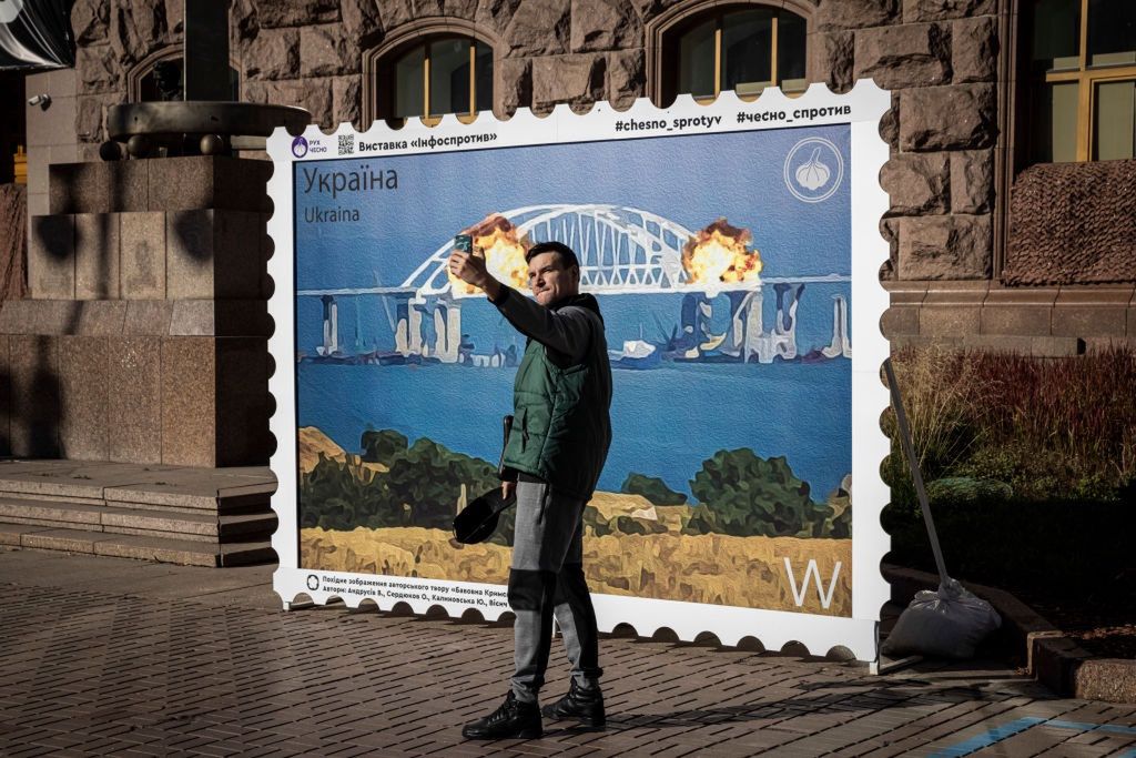 Tak Ukraina świętuje wysadzenie mostu. Zdjęcia obiegły świat