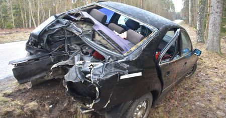 19-latek roztrzaskał się w rowie. Bmw skasowane