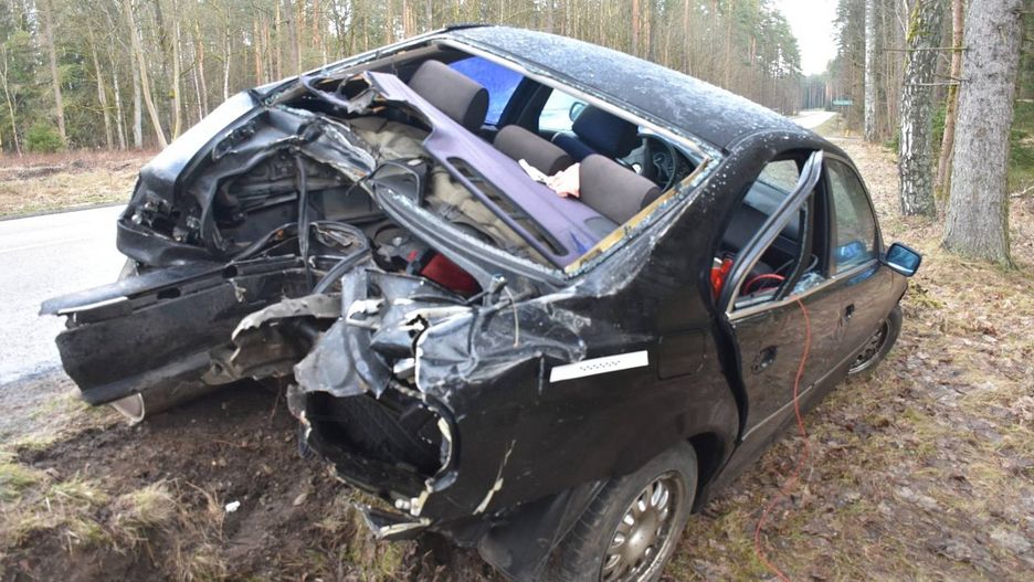 BMW uderzyło w drzewo w woj. warmińsko-mazurskim