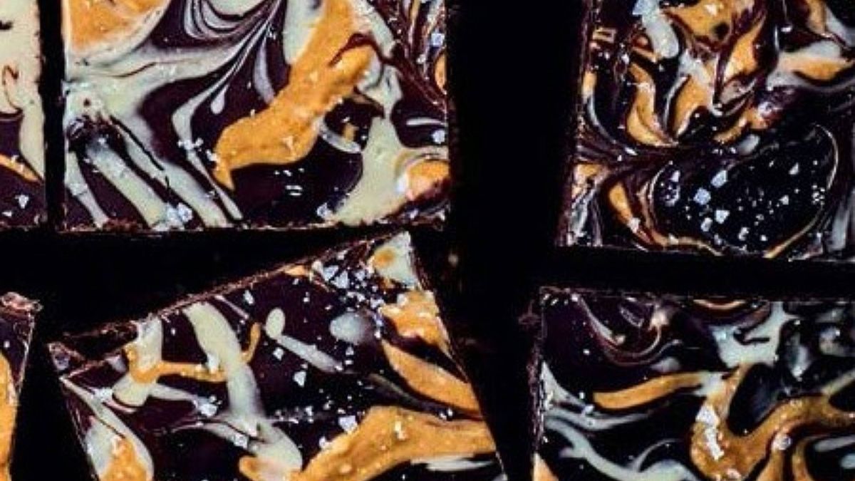 Brownie z soloną czekoladą, masłem orzechowym i tahini 