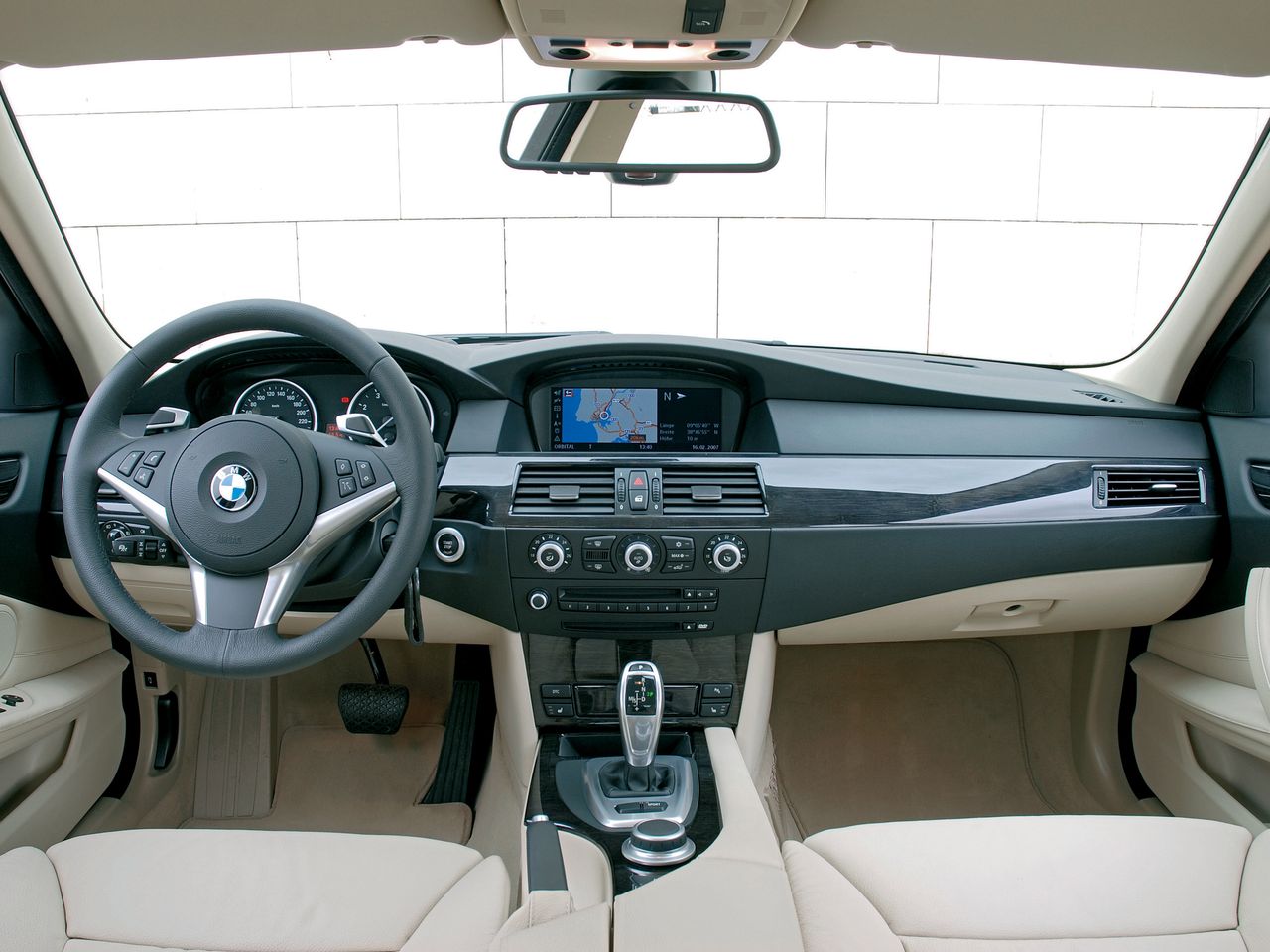 Wnętrze BMW Serii 5 (E60) jest wysokiej jakości i nawet po dużym przebiegu może być świetnie utrzymane. To utrudnia weryfikację.