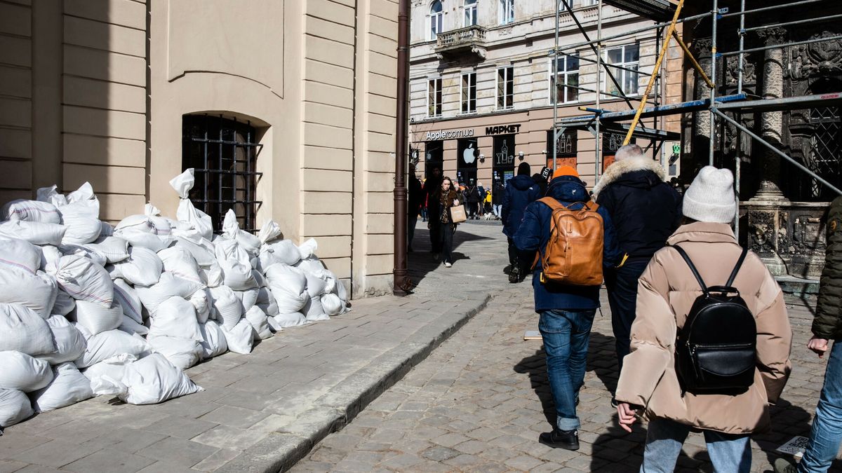 Wojna w Ukrainie - ochrona zabytk�wFot. Karol Porwich/East News, Lwow (Ukraina), 12.03.2022. Siedemnasty dzien rosyjskiej inwazji na Ukraine. Na zlecenie mera Lwowa zostaly zabezpieczone niektore witraze i posagi na zewnatrz budynku - Katedra p.w. Wniebowziecia Najswietszej Maryi Panny we Lwowie. N/z Oblozone workami z piaskiem podziemia katedry.Karol Porwich