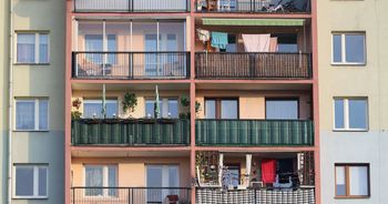 Zmiany przepisów dotyczących balkonów w blokach. Mogą prowadzić do wzrostu opłat.