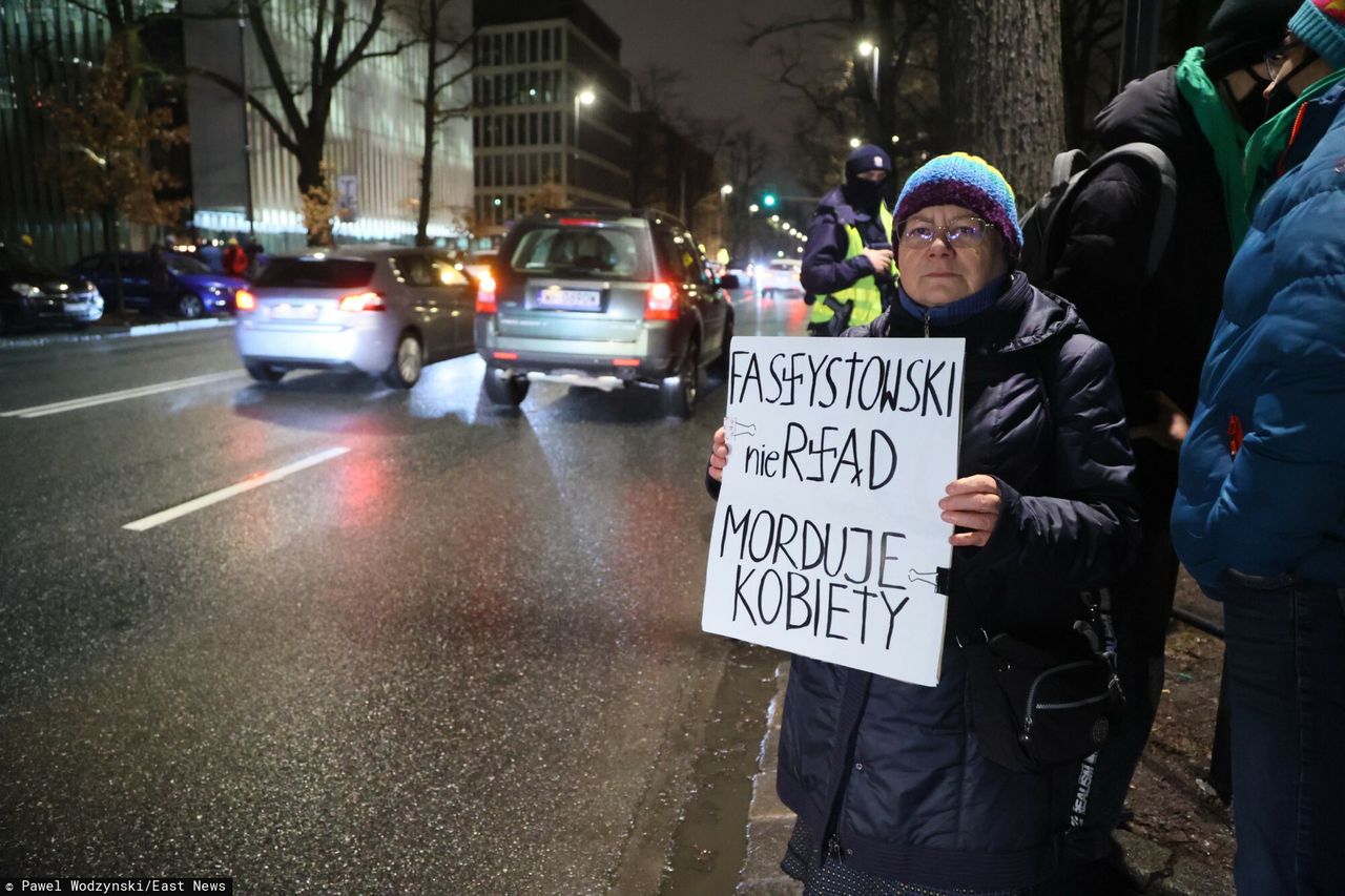 Protest przed siedzibą Trybunału Konstytucyjnego w związku ze śmiercią Agnieszki z Częstochowy 