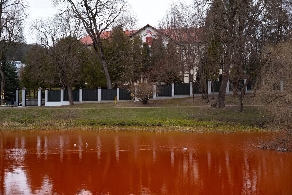 Wilno, Litwa, 06.04.2022. Staw przed ambasadą Rosji w Wilnie, 6 bm. zabarwił się na symboliczny krwisty kolor. Ulica, na której znajduje się placówka dyplomatyczna, oficjalnie nazywa się ulicą Bohaterów Ukrainy. Na chodniku przed ambasadą powstał nadpis "Putin Haga czeka na ciebie". Trwa inwazja Rosji na Ukrainę. (aldg) PAP/Valdemar Doveiko