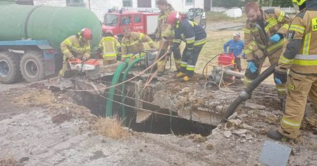 Nagle wpadły do szamba. Dramatyczna walka strażaków