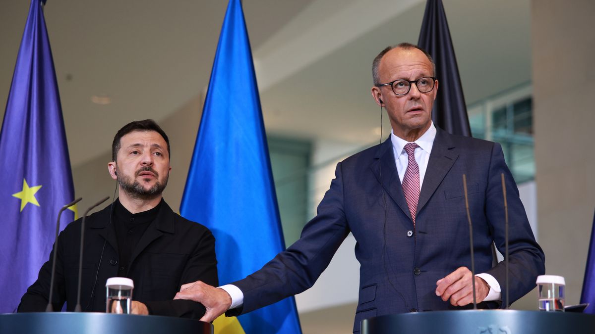 German Chancellor Friedrich Merz (R) and Ukrainian President Volodymyr Zelensky (L) attend a joint press conference at the Chancellery in Berlin, Germany, 28 May 2025. EPA/CLEMENS BILAN Dostawca: PAP/EPA.
