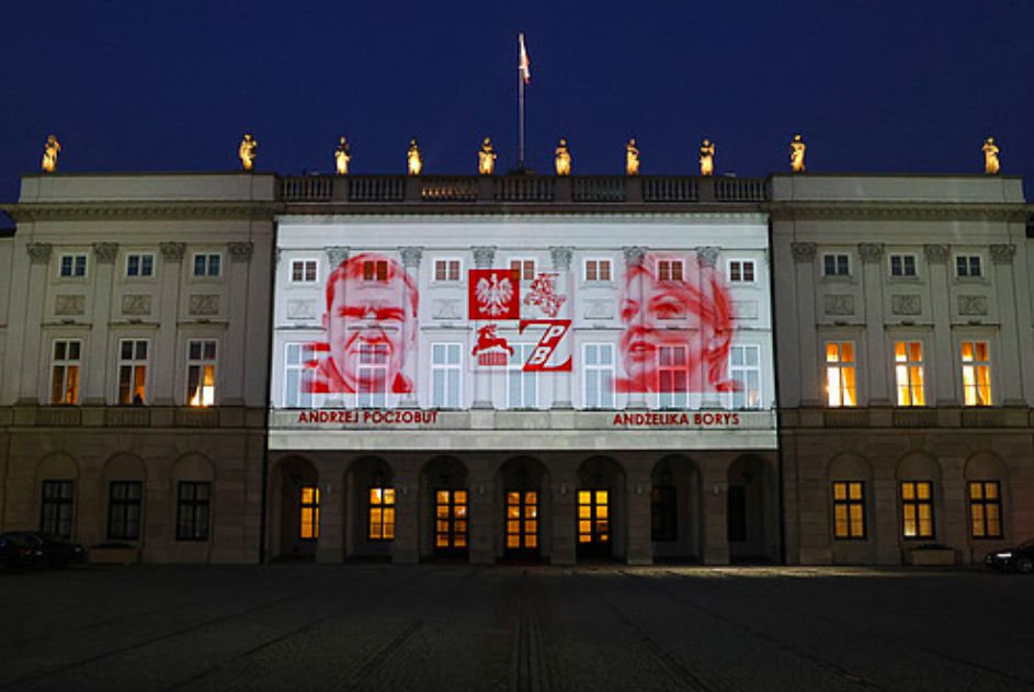 Warszawa. Iluminacja na fasadzie Pałacu Prezydenckiego to gest solidarności z Polakami z białoruskiej organizacji polonijnej 