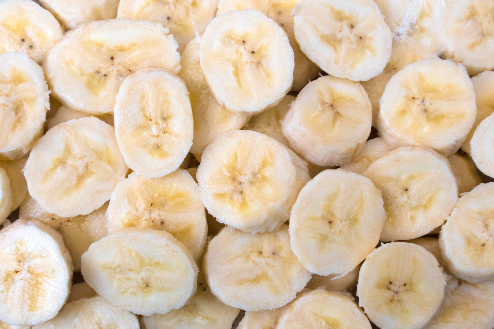 Większość wyrzuca. Błąd, to najzdrowsza cześć banana