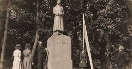Pomnik Staszica w Pile stoi w miejscu z wielowiekową historią. Niewielu o niej pamięta