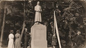 Pomnik Staszica w Pile stoi w miejscu z wielowiekową historią. Niewielu o niej pamięta