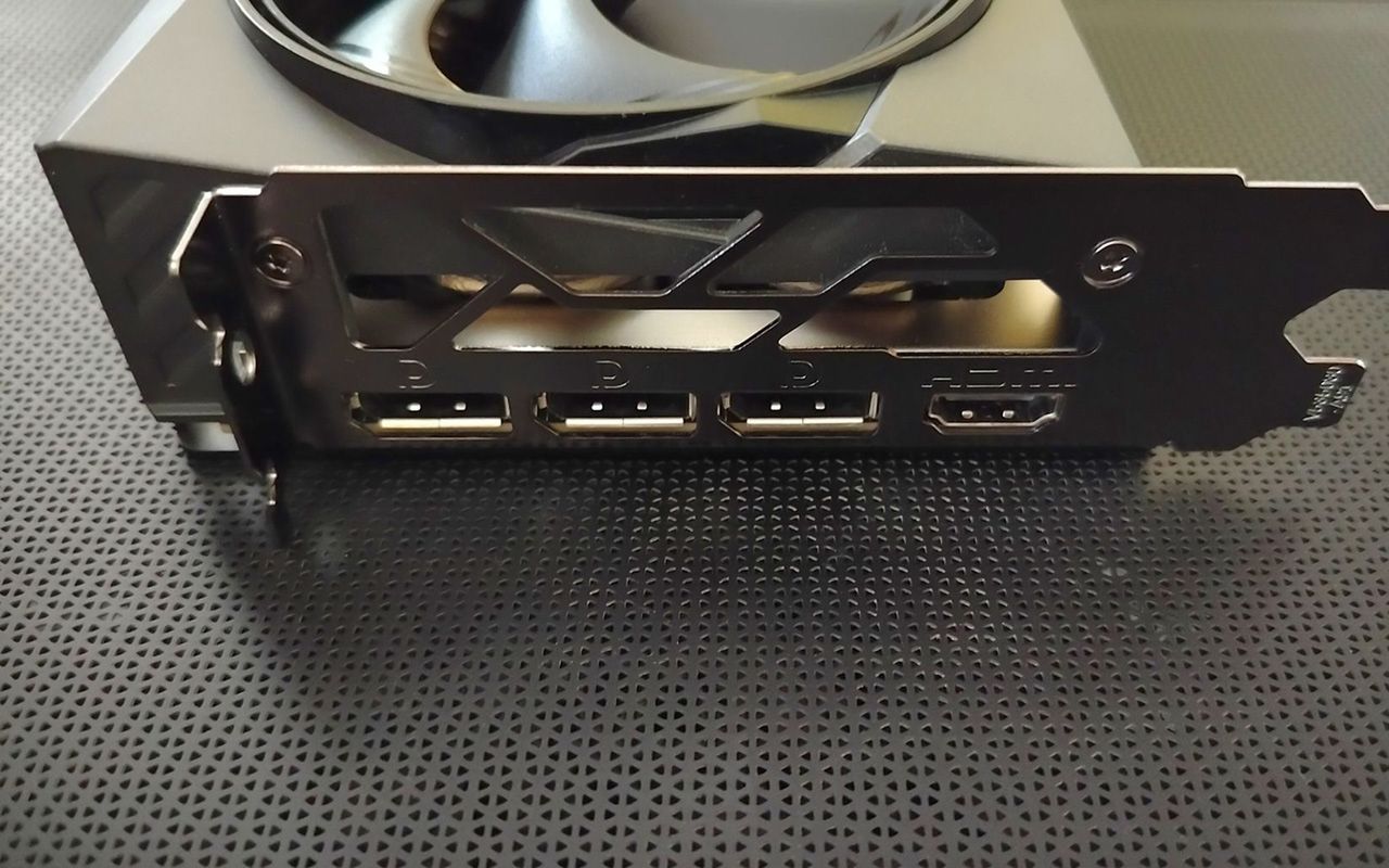 MSI GeForce RTX 5060 Ti Gaming Tro 16 GB Złącza