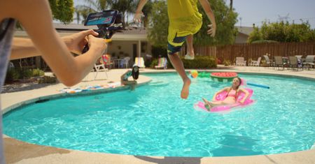 DJI Osmo Mobile zapewnia 3-osiową stabilizację podczas kręcenia smartfonem