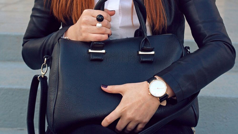 Klasyczna skórzana torebka będzie pasowała do eleganckich kostiumów i dodatków