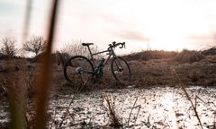 Mazowieckie. Policjanci uratowali rowerzystkę. Utknęła w bagnie