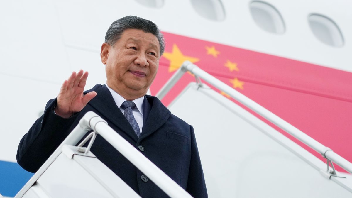 KAZAN, RUSSIA - OCTOBER 22 : (----EDITORIAL USE ONLY - MANDATORY CREDIT - 'PHOTOHOST AGENCY BRICS / ALEXEI DANICHEV / POOL' - NO MARKETING NO ADVERTISING CAMPAIGNS - DISTRIBUTED AS A SERVICE TO CLIENTS----) President of the People's Republic of China Xi Jinping arrives at Kazan International Airport for the 16th BRICS Summit in Kazan, Russia on October 22, 2024. (Photo by Alexei Danichev/Photohost Ag. Brics/Anadolu via Getty Images)