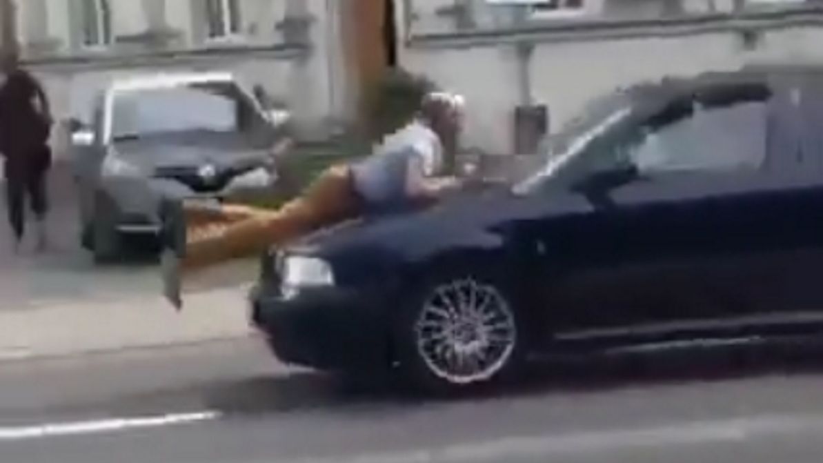 74-latek  rzucił się ma maskę auta złodzieja. 