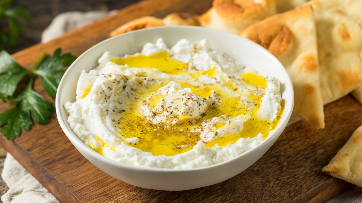 Labneh to serek jogurtowy, który sprawdzi się jako smarowidło