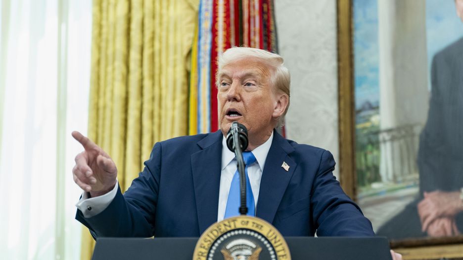 US President Donald Trump takes questions after Alina Habba, his former defense lawyer, is sworn in as US Attorney for New Jersey in the Oval Office of the White House in Washington, DC, USA, 28 March 2025. EPA/BONNIE CASH / POOL Dostawca: PAP/EPA.