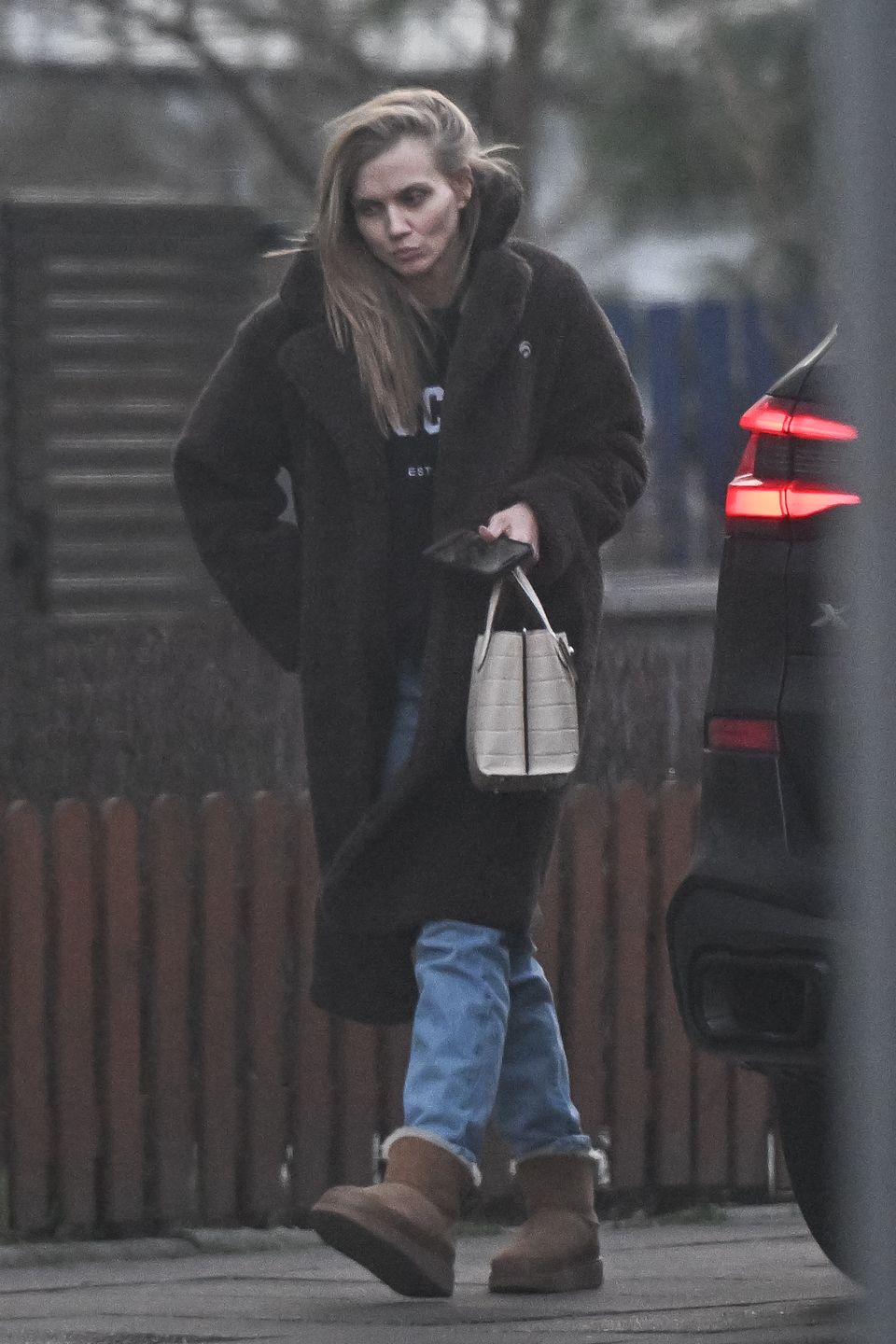 Agnieszka Kaczorowska stroi miny w kierunku Filipa Gurłacza