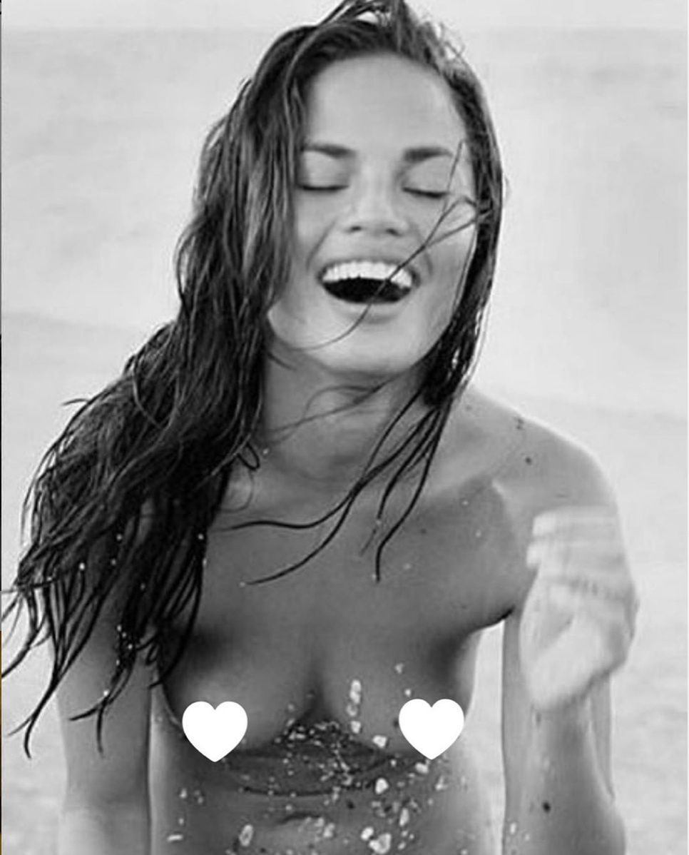 Chrissy Teigen zmniejsza piersi