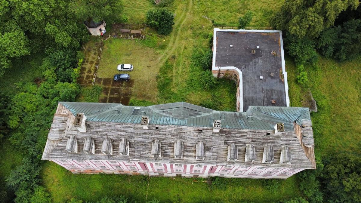 Wieleń: Kradzież dachu z zabytkowego pałacu. Policja zatrzymała sześć osób