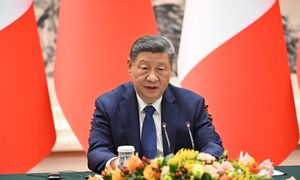 Zaostrzają kontrolę nad "półnagimi” urzędnikami. Nowa kampania Xi