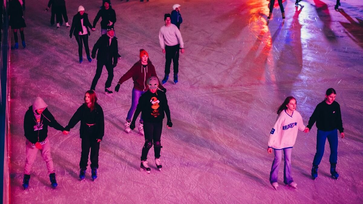 łyżwiarze na lodowisku icemania