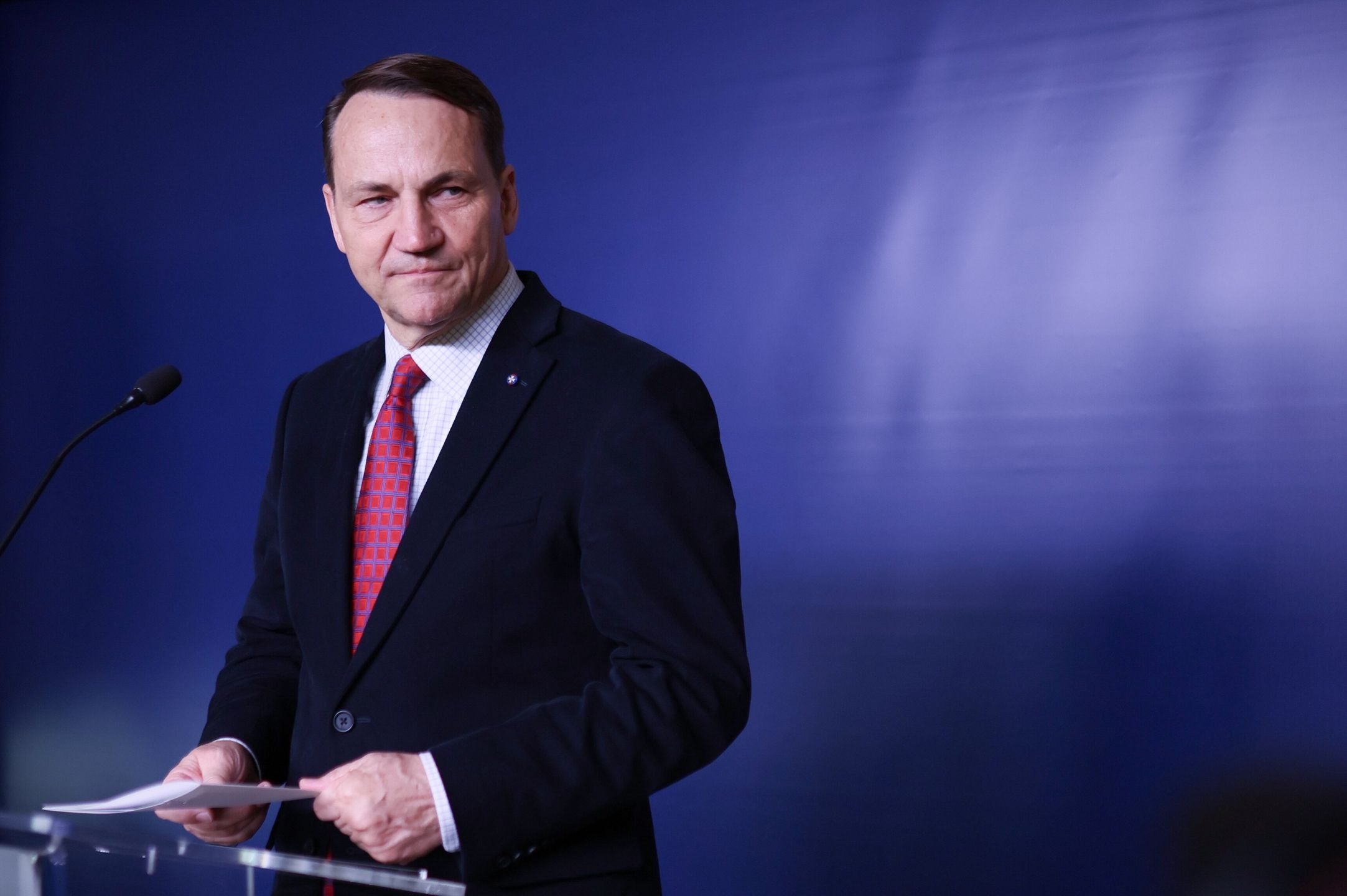 Warszawa, 02.04.2025. Minister spraw zagranicznych Radosław Sikorski na konferencji prasowej w siedzibie Ministerstwa Spraw Zagranicznych w Warszawie, 2 bm. (aldg) PAP/Leszek Szymański