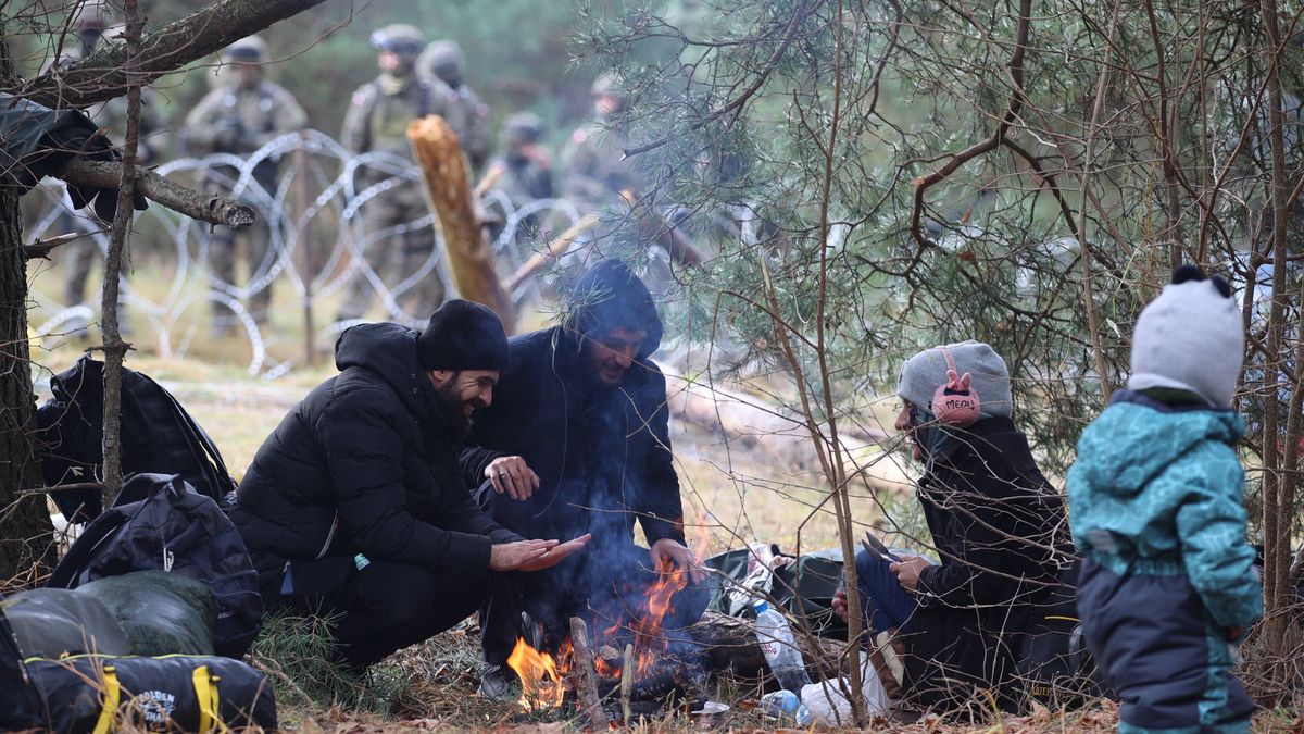 Belarusian-Polish border situationepa09572082 A handout photo made available by Belta news agency shows migrants gathering on the Belarusian-Polish border in the Grodno region, Belarus, 08 November 2021 (issued 09 November 2021). According to the State Border Committee of Belarus, there are more than two thousand people near the border, including women and children, who want to obtain asylum in the European Union, 'and they do not consider the territory of the Republic of Belarus as a place of stay.' Against this background, the Polish authorities announced preparations for a breakthrough across the border. The territory is guarded by several thousand employees of the Polish special services. The migration crisis at the border of Belarus has been going on since the spring of 2021. Belarus President Alexander Lukashenko said that after the introduction of new EU sanctions against Minsk, the Belarusian authorities will no longer interfere with the movement of illegal migrants to the European Union.  EPA/LEONID SCHEGLOV / HANDOUT  HANDOUT EDITORIAL USE ONLY/NO SALES Dostawca: PAP/EPA.LEONID SCHEGLOV / HANDOUT