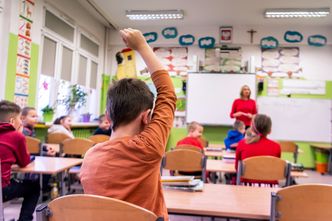 Kariera w szkole jak mroczne widmo. Ściągają ludzi z emerytury