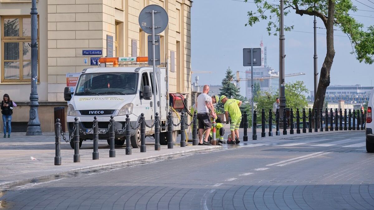 Słupki przy przejściu dla pieszych na deptaku