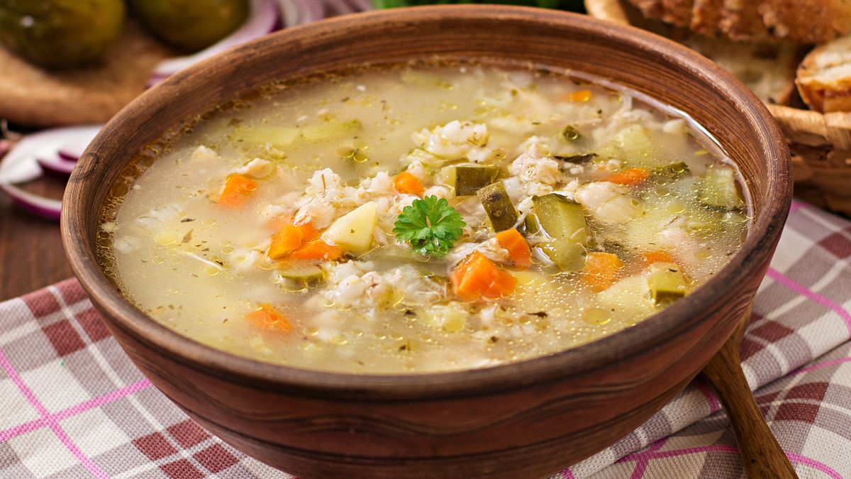 Zupa ogórkowa z dodatkiem kaszy