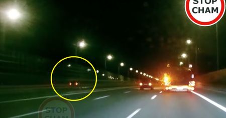 Na awaryjnych i pod prąd. Tak jechał nocą po A2