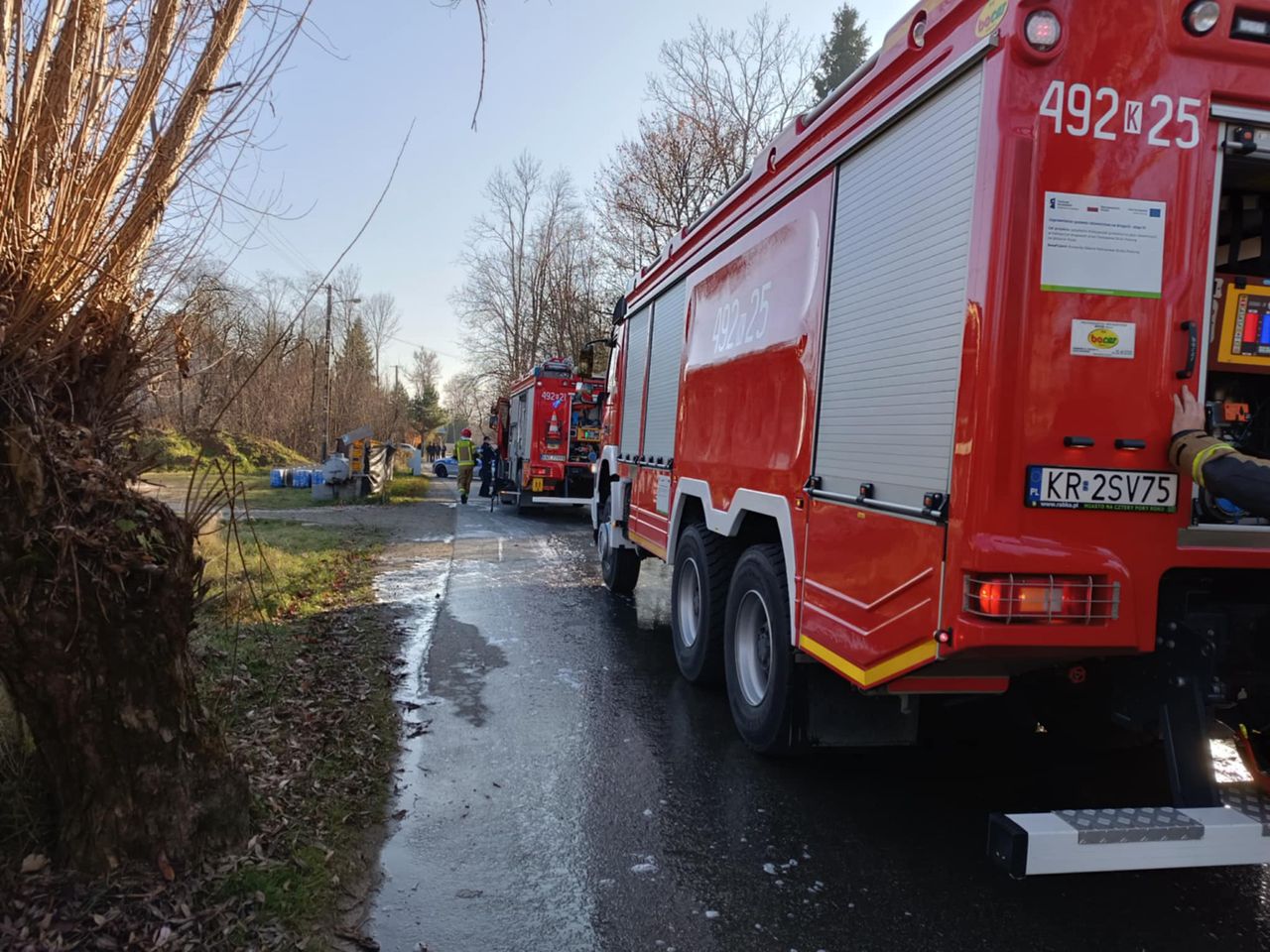 Pożar samochodu po wybuchu. Kierowca zginał na miejscu