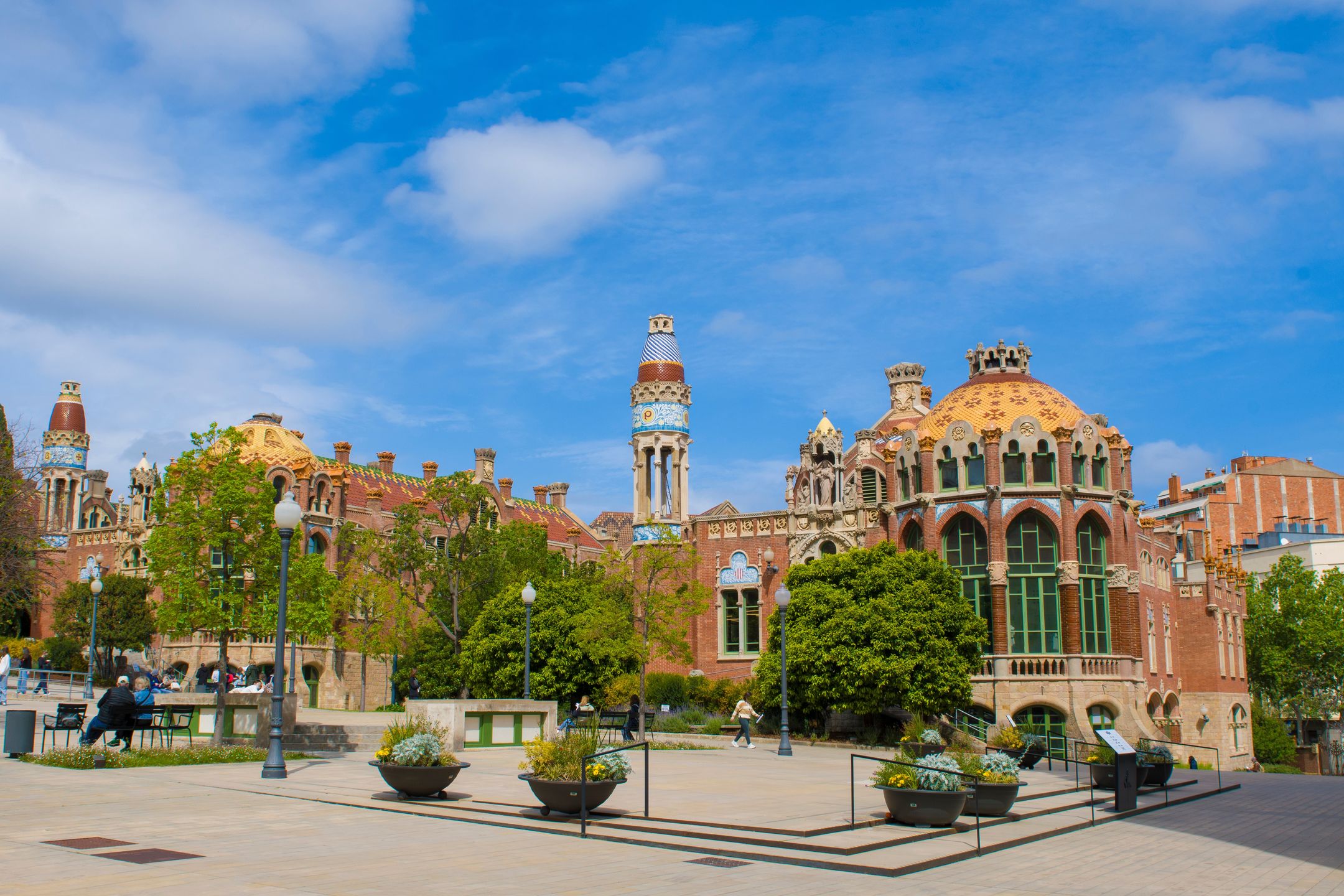 Dziedzińce szpitala są pełne zieleni