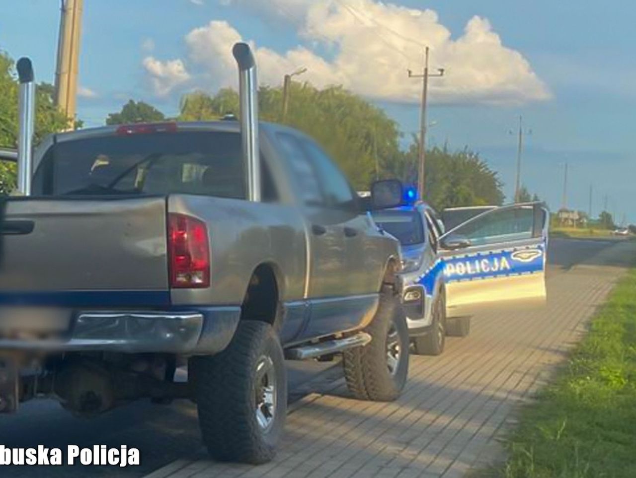 Bledzew: Policjanci zatrzymali pickupa do kontroli. Samochodem jechało 15 osób