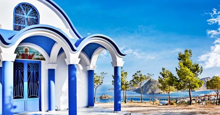 To nie Santorini kradnie serca turystów. Ten zakątek Grecji zachwyca bardziej