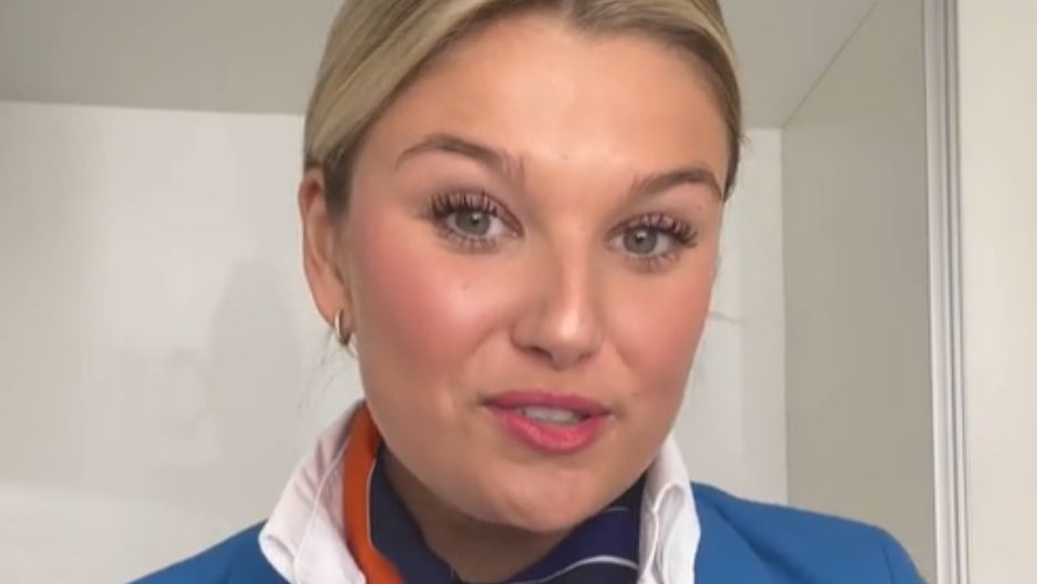 Stewardessa radzi, co zrobić najpierw po wejściu do hotelowego pokoju