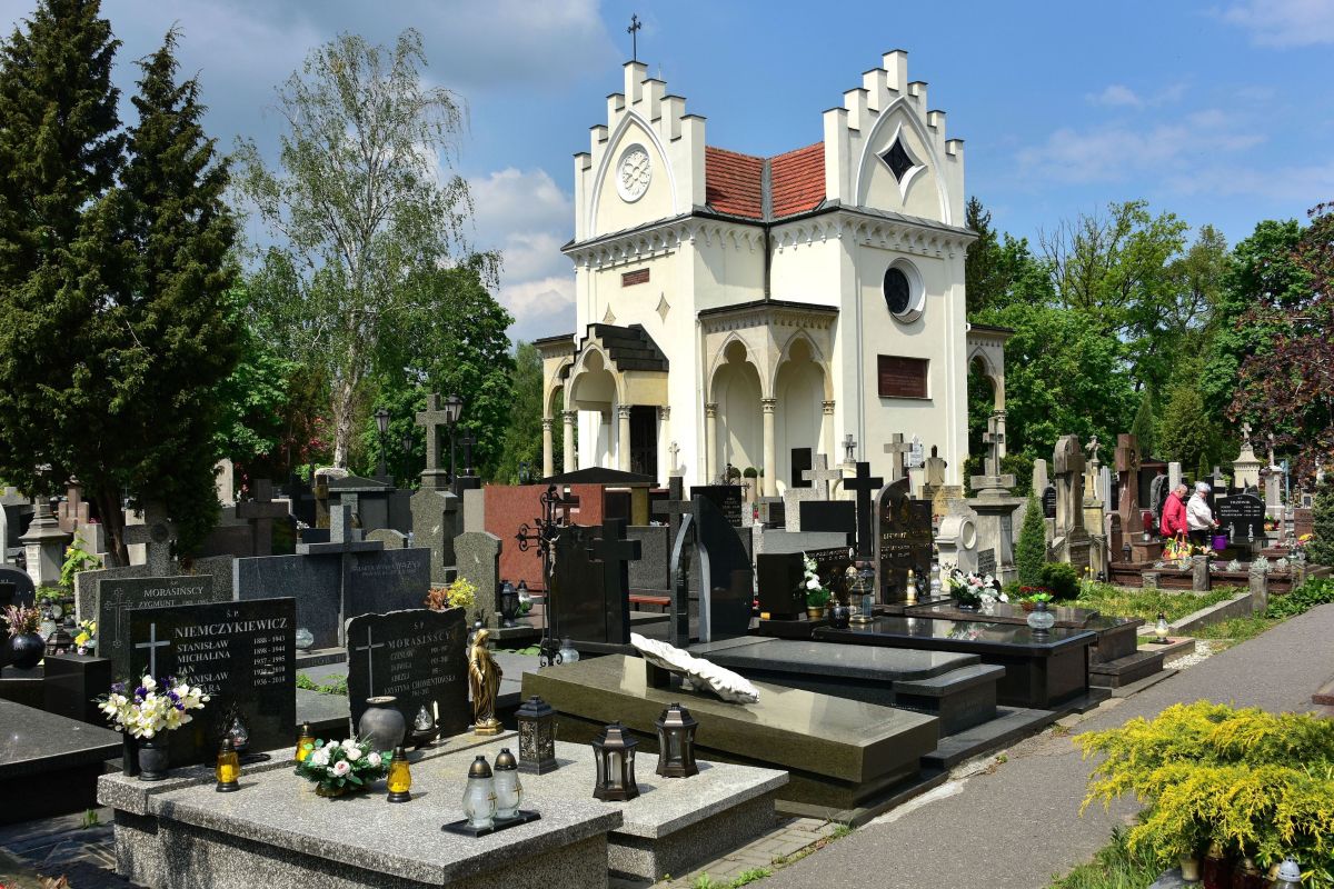 Dają 110 zł. Praca na cmentarzu. Są wymagania ws. wieku