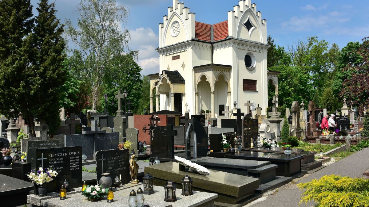 Praca na cmentarzu dla statystów.