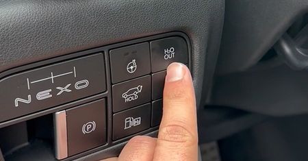 Wideo: przycisk H2O out w Hyundaiu Nexo. Do czego służy?
