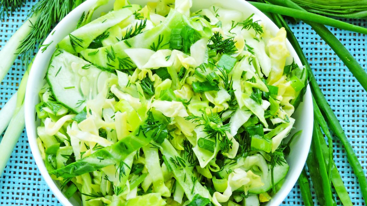 Surówkę z młodej kapusty polewam słodkim winegretem 