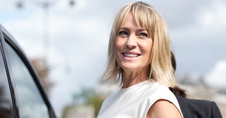 Robin Wright i Clement Giraudet na plaży. Fotografia zakochanych