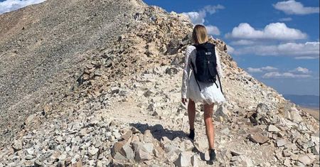 Myślisz, że trudno jest wejść w klapkach na Giewont? No to zobacz, co założyła ona