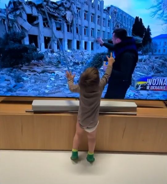 Syn Wojciecha Bojanowskiego rozpoznaje tatę na relacji z Ukrainy 